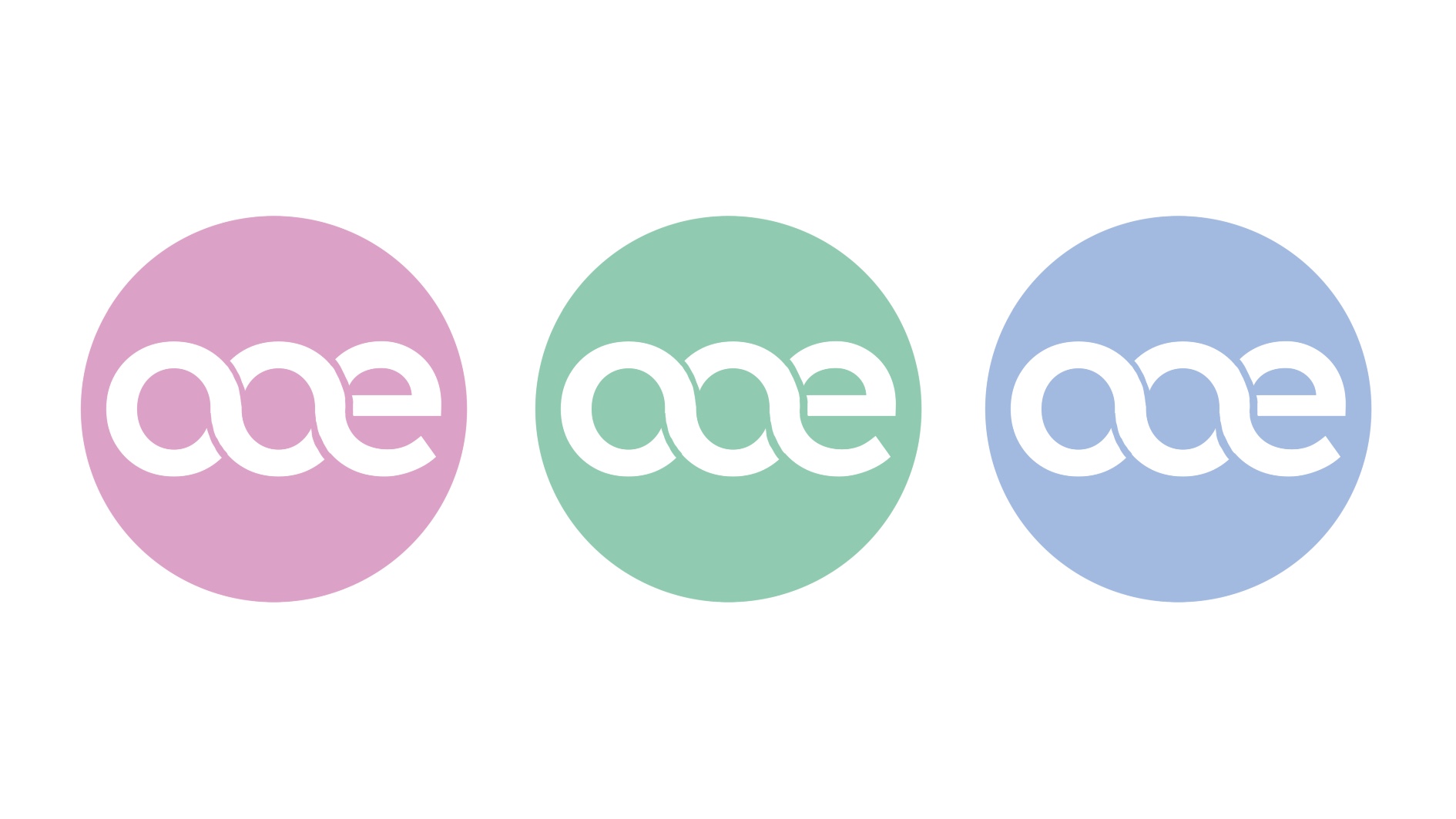 白色背景上排列粉紅色、綠色與藍色的三個圓形「ooe」字樣